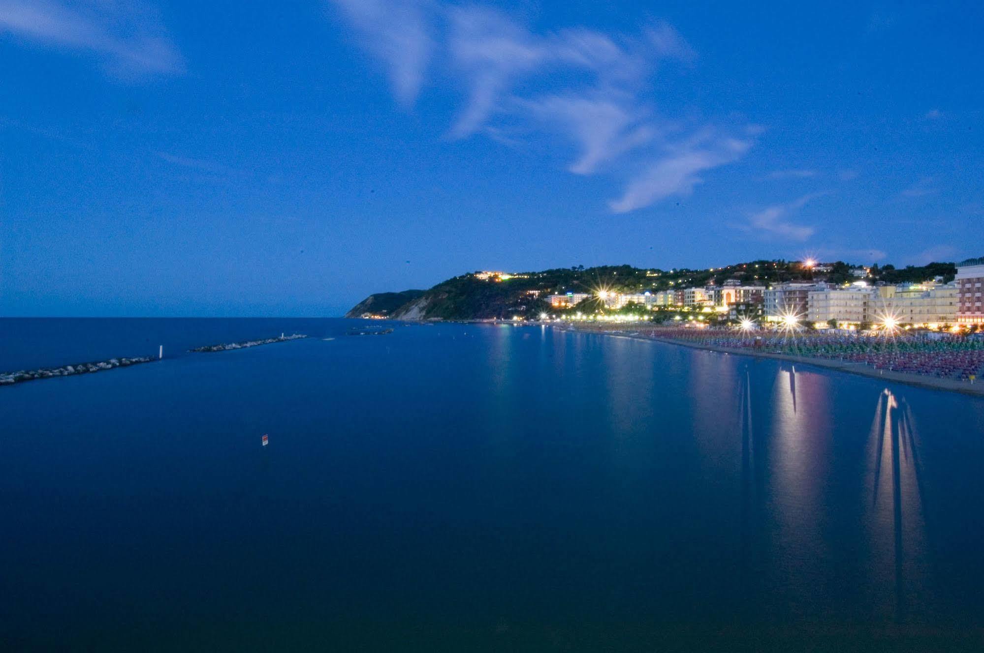 Hotel Miramare Gabicce Mare Bagian luar foto
